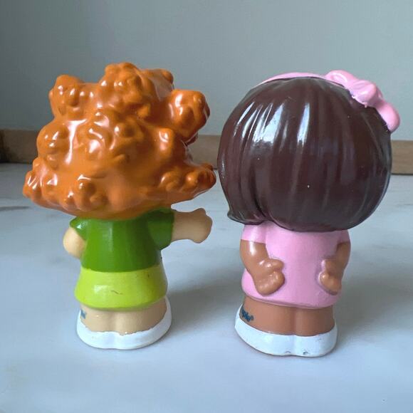Fisher-Price Little People: Sofie Green Dress and Glasses and Pastry Chef Tia - Picture 2 of 5